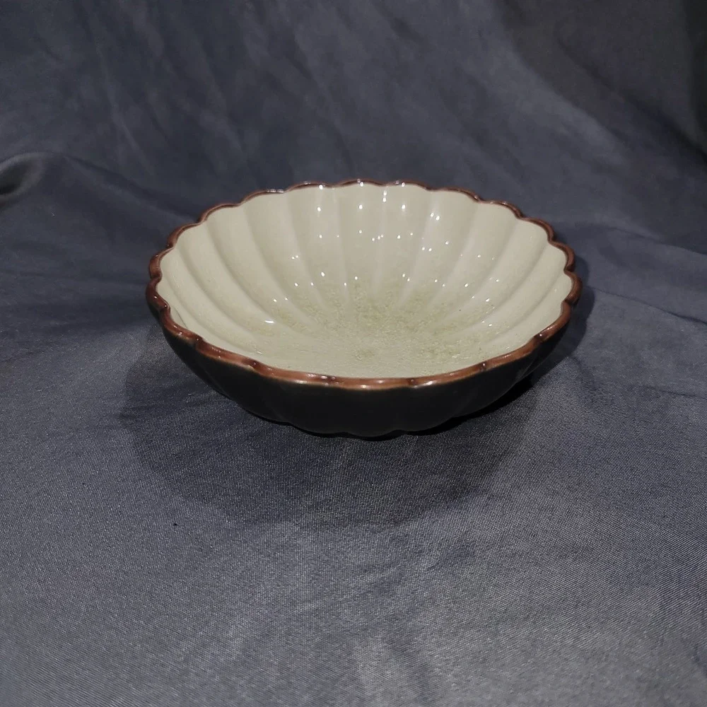 Pier 1 small scalloped bowl Approx. 4 1/4